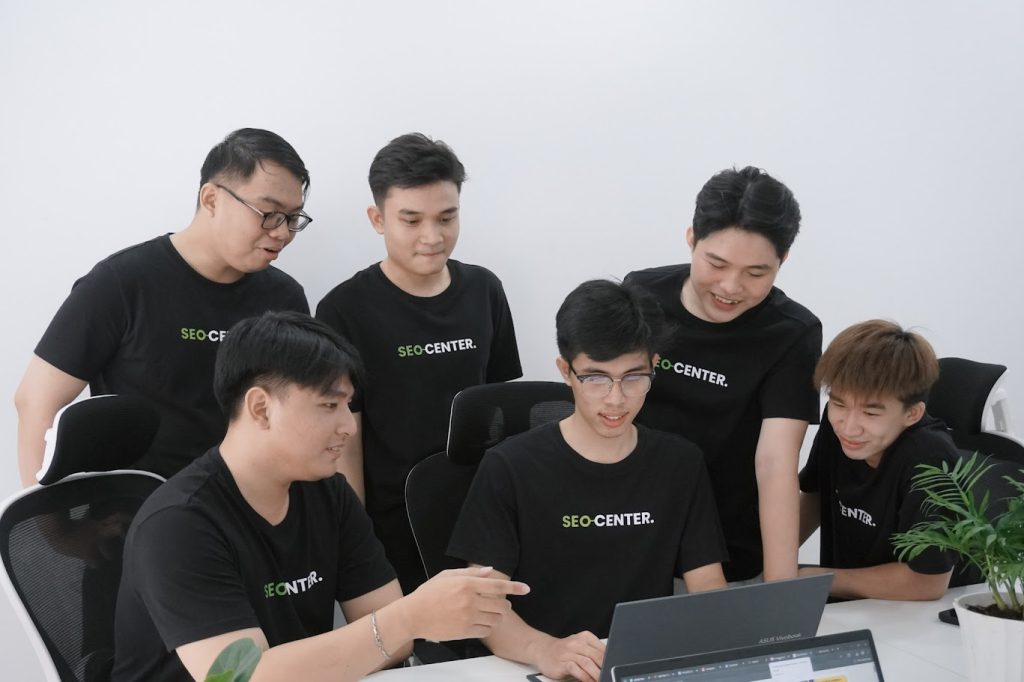 Team SEO Center thảo luận công việc